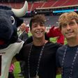 Sergio Canales y Oliver Torres 'se olvidan' de la Liga MX y aparecen en partido de NFL