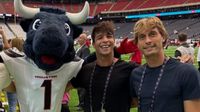 Sergio Canales y Oliver Torres 'se olvidan' de la Liga MX y aparecen en partido de NFL