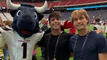 Sergio Canales y Oliver Torres 'se olvidan' de la Liga MX y aparecen en partido de NFL