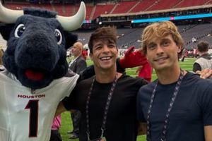 Sergio Canales y Oliver Torres 'se olvidan' de la Liga MX y aparecen en partido de NFL