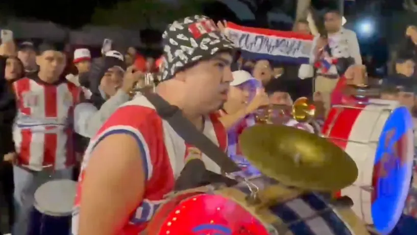 ¡Capital rojiblanca! Afición de Chivas fue al hotel de concentración para la clásica serenata