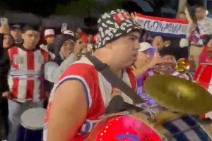 ¡Capital rojiblanca! Afición de Chivas fue al hotel de concentración para la clásica serenata
