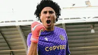 Guillermo Ochoa se luce con asistencia y consigue su primer triunfo en Chipre