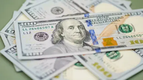 ¿Cambiarás dólares? El peso anda con todo y cierra bien este jueves 18 de septiembre