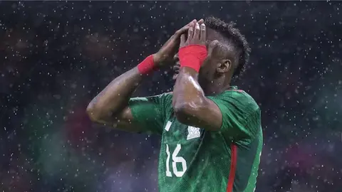 Julián Quiñones apunta a perderse el Mundial, de acuerdo con TUDN