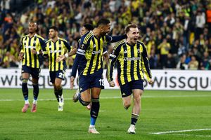 Fenerbahçe, con Edson Álvarez en la cancha, vence al Niza en la Europa League