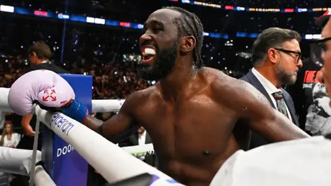 ¡Llorones! Crawford tunde a fans del Canelo Álvarez tras victoria: “Se van llorando”