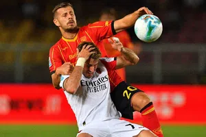 ¿The last dance? Anulan gol de Santi Giménez en victoria de Milan sobre Lecce