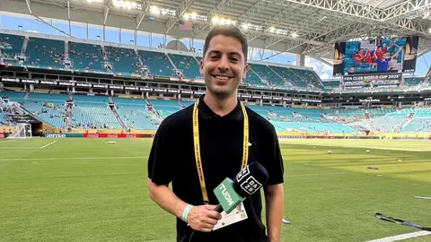 Tunden a periodista argentino por 'culpar' a afición de la U de Chile de comenzar violencia ante Independiente