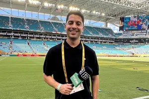 Tunden a periodista argentino por 'culpar' a afición de la U de Chile de comenzar violencia ante Independiente