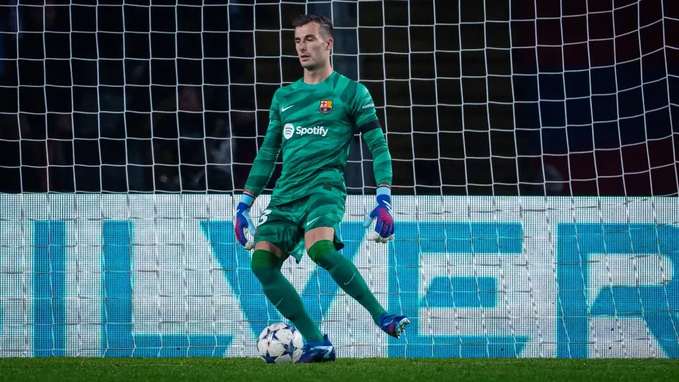 Barcelona confirma renovación y préstamo de Iñaki Peña; podrá inscribir a Szczęsny