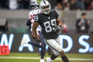 Amari Cooper regresa a los Raiders; firma contrato por un año con Las Vegas