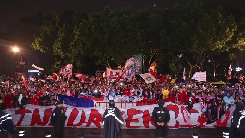 ¡Capital Rojiblanca! Afición de Chivas llevan serenata previo al duelo ante Pumas