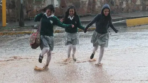 ¡SEP suspende clases por las lluvias! Huracán Lorena ya es categoría 1