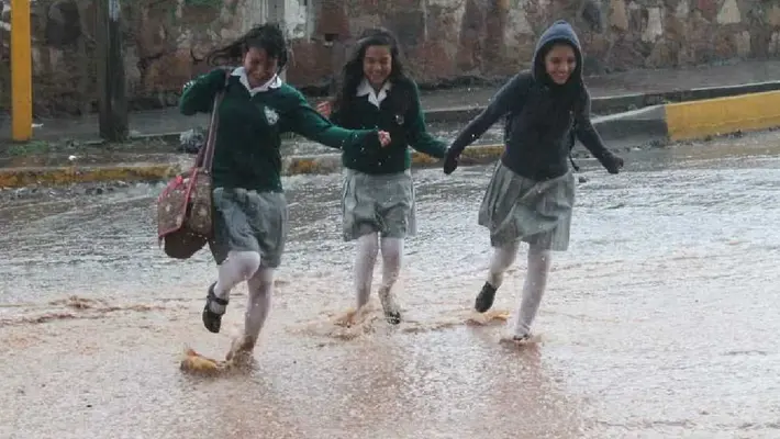 ¡SEP suspende clases por las lluvias! Huracán Lorena ya es categoría 1