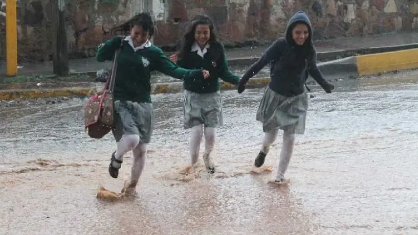 ¡SEP suspende clases por las lluvias! Huracán Lorena ya es categoría 1