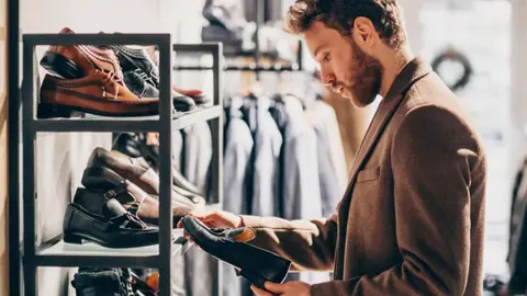 ¿Por qué el Gobierno prohíbe la importación de calzado? Te sorprenderá el motivo