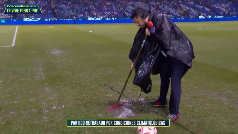 ¡Chiva desde la Cuna! Villa Villa ayuda al personal de Puebla para drenar la cancha del Cuauhtémoc