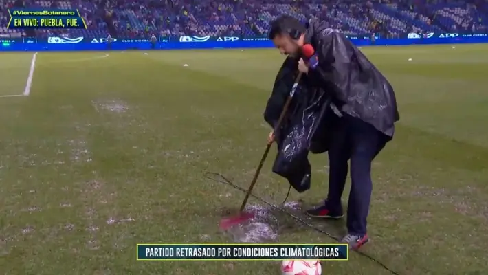 ¡Chiva desde la Cuna! Villa Villa ayuda al personal de Puebla para drenar la cancha del Cuauhtémoc