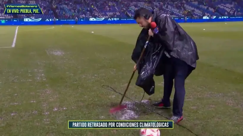 ¡Chiva desde la Cuna! Villa Villa ayuda al personal de Puebla para drenar la cancha del Cuauhtémoc