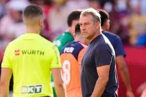 Fans del Sevilla pidieron autógrafos a Hansi Flick tras goleada al Barcelona