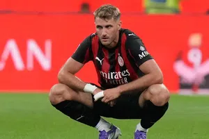 DT del Milan se sincera con Santiago Giménez: “No está físicamente”