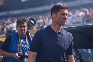 Xabi Alonso demuestra que sigue desbordando talento con el balón