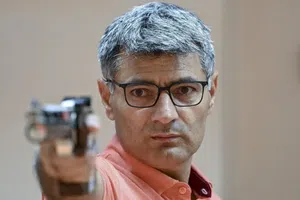 Yusuf Dikeç, el tirador turco que se fue tendencia en París 2024, reaparece y gana Campeonato Europeo