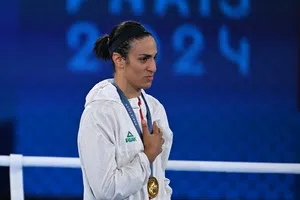 La campeona olímpica Imane Khelif lucha contra la regla de pruebas genéticas de sexo en World Boxing