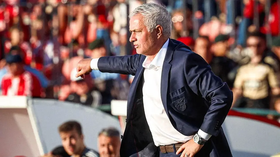 Mourinho debuta con el Benfica goleando al AVS y se acerca al Porto
