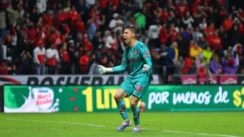 Hugo González presume penal atajado a Sergio Ramos y afición lo revienta