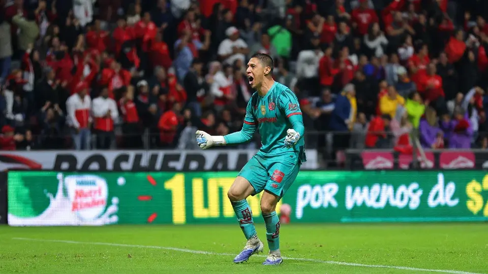 Hugo González presume penal atajado a Sergio Ramos y afición lo revienta