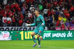 Hugo González presume penal atajado a Sergio Ramos y afición lo revienta