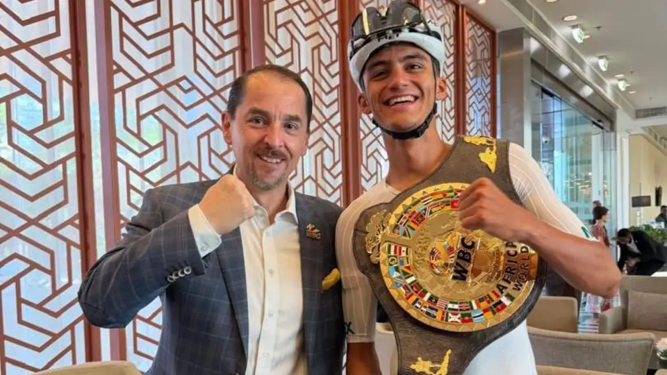 Isaac del Toro recibe cinturón conmemorativo del CMB previo a Campeonato Mundial de Ciclismo