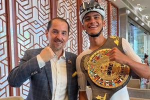 Isaac del Toro recibe cinturón conmemorativo del CMB previo a Campeonato Mundial de Ciclismo
