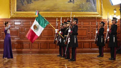 La escolta del Grito 2025 fue de puras mujeres: ellas acompañaron a Sheinbaum
