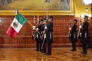 La escolta del Grito 2025 fue de puras mujeres: ellas acompañaron a Sheinbaum