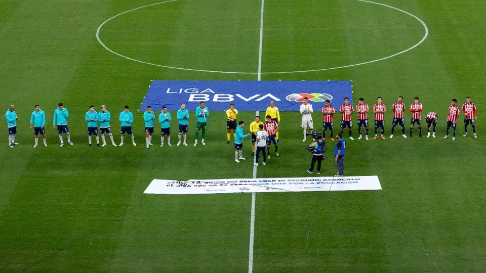 Comisión de árbitros revela los audios del polémico partido Chivas vs Cruz Azul de la Jornada 7