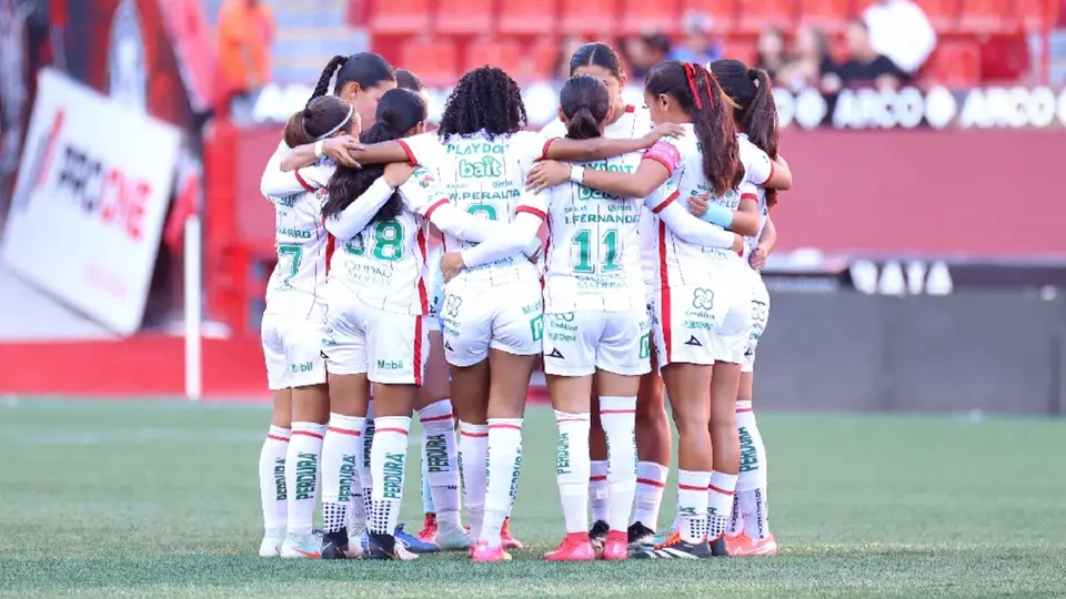 Lesión en la mandíbula: Brenda Vega de Necaxa, sufre fractura luego de un balonazo en la cara
