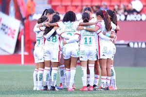 Lesión en la mandíbula: Brenda Vega de Necaxa, sufre fractura luego de un balonazo en la cara