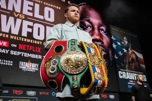 Canelo Álvarez llega a Las Vegas y responde críticas a su preparación rumbo a la pelea con Terence Crawford
