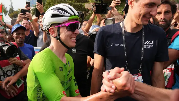 Isaac del Toro recibe elogios de Tadej Pogacar tras convertirse en bicampeón: “Es un sueño estar a su lado”