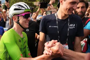 Isaac del Toro recibe elogios de Tadej Pogacar tras convertirse en bicampeón: “Es un sueño estar a su lado”