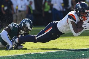 ¡Terminó el invicto! Broncos vence con dramatismo a Eagles de Philadelphia