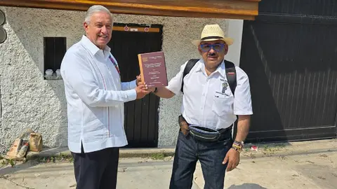 Lord Molécula presume foto con AMLO entregando su tesis… ¡pero algo no cuadra!