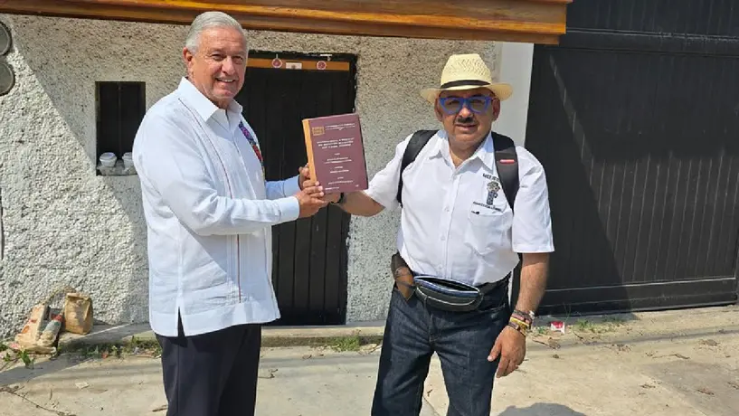 Lord Molécula presume foto con AMLO entregando su tesis… ¡pero algo no cuadra!