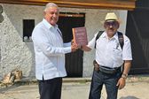 Lord Molécula presume foto con AMLO entregando su tesis… ¡pero algo no cuadra!