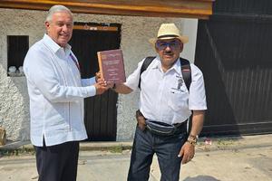Lord Molécula presume foto con AMLO entregando su tesis… ¡pero algo no cuadra!