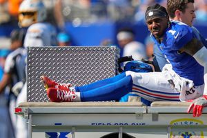 Malik Nabers de Giants sale en camilla contra Chargers por lesión de rodilla