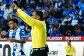 ¿Polémico? Árbitro expulsa a dos jugadores del Pachuca en menos de 10 minutos ante Cruz Azul